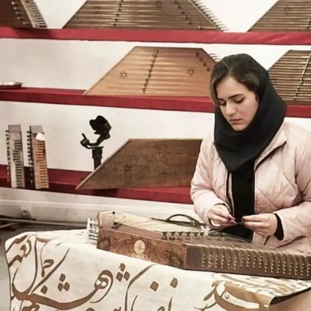 خانم اکبری
